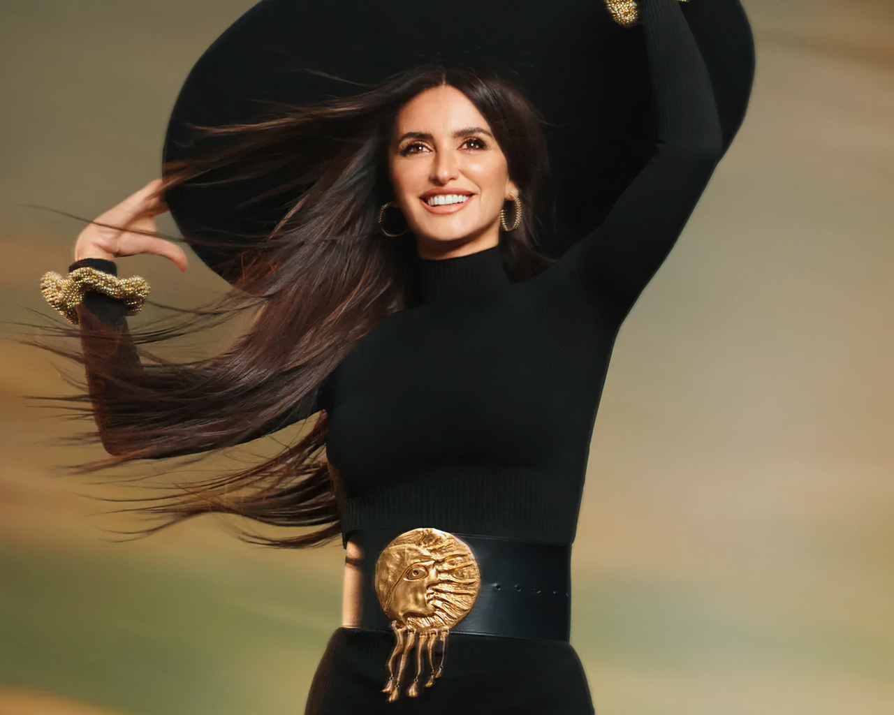 Актриса Пенелопа Крус в черной шляпе
