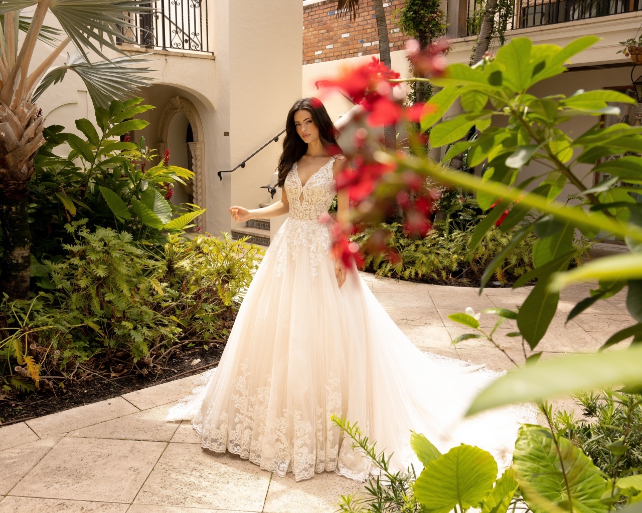 Актриса Рени Мерден в белом свадебном платье