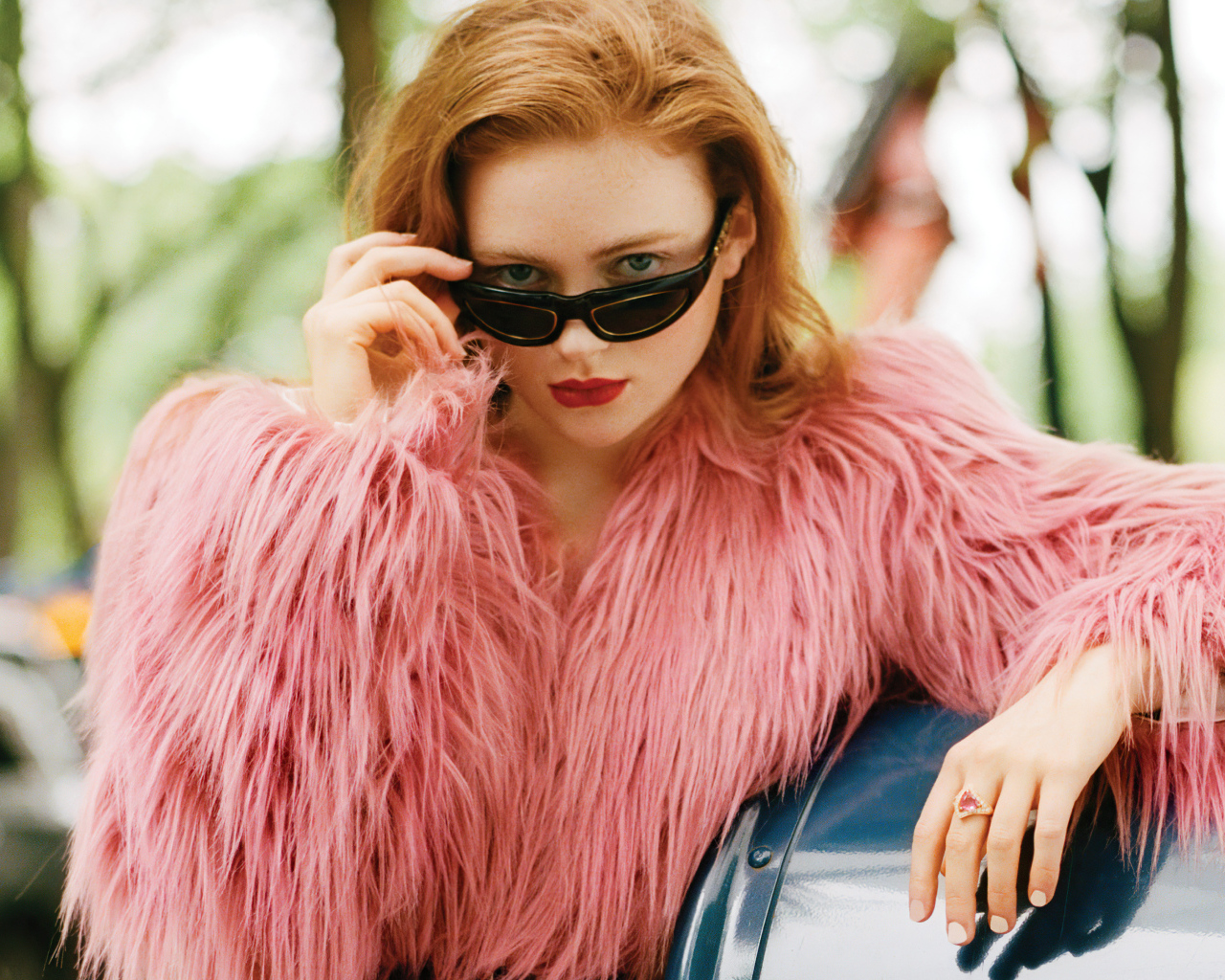 Актриса Сэди Синк в розовой шубе