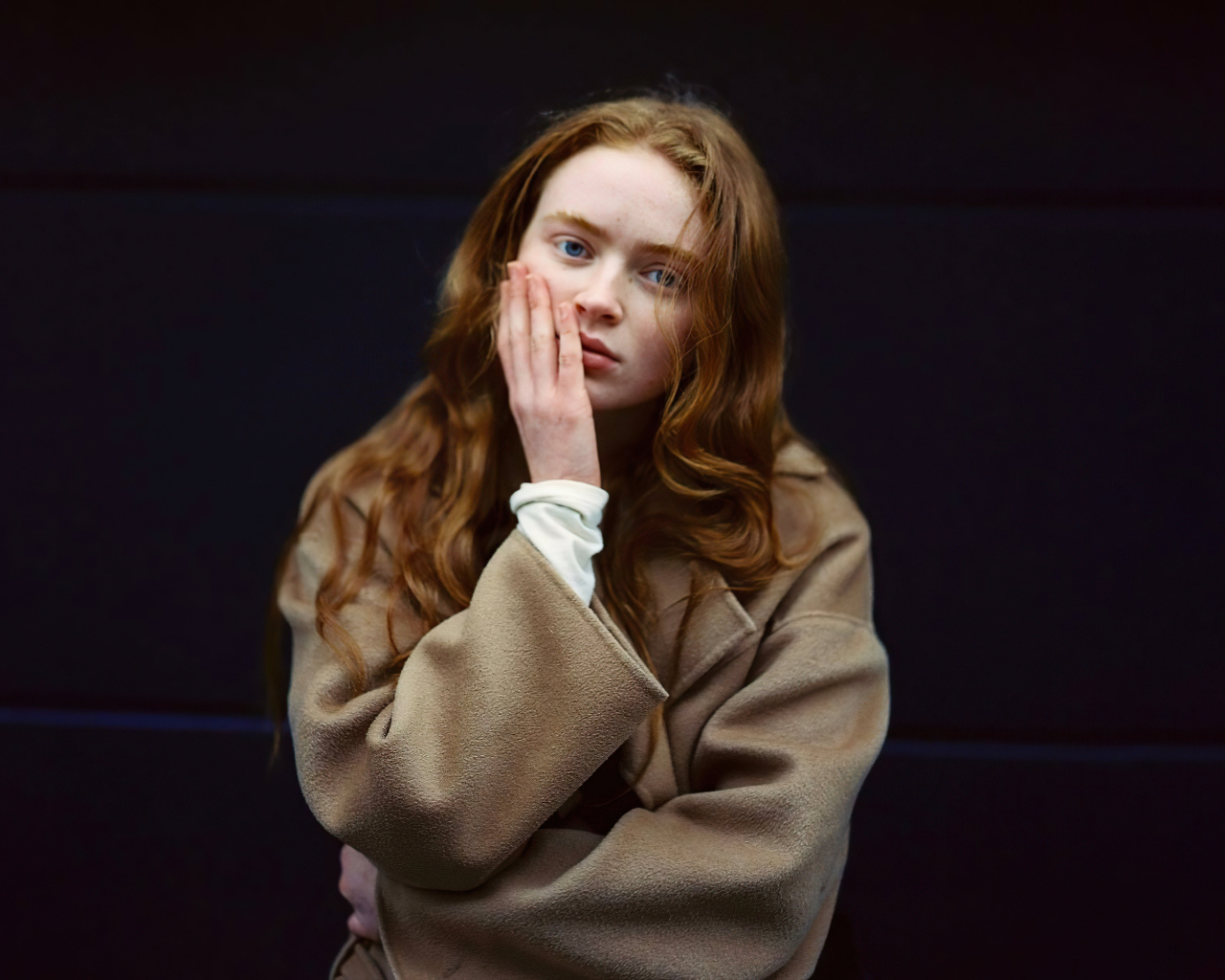 Актриса Сэди Синк на черном фоне