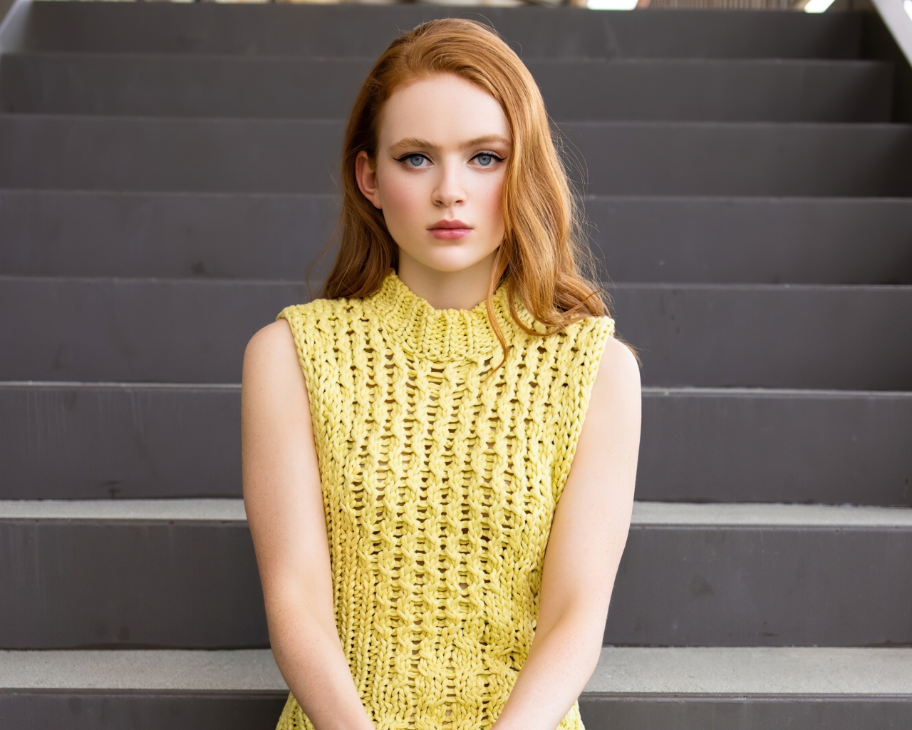 Актриса Сэди Синк сидит на ступеньках