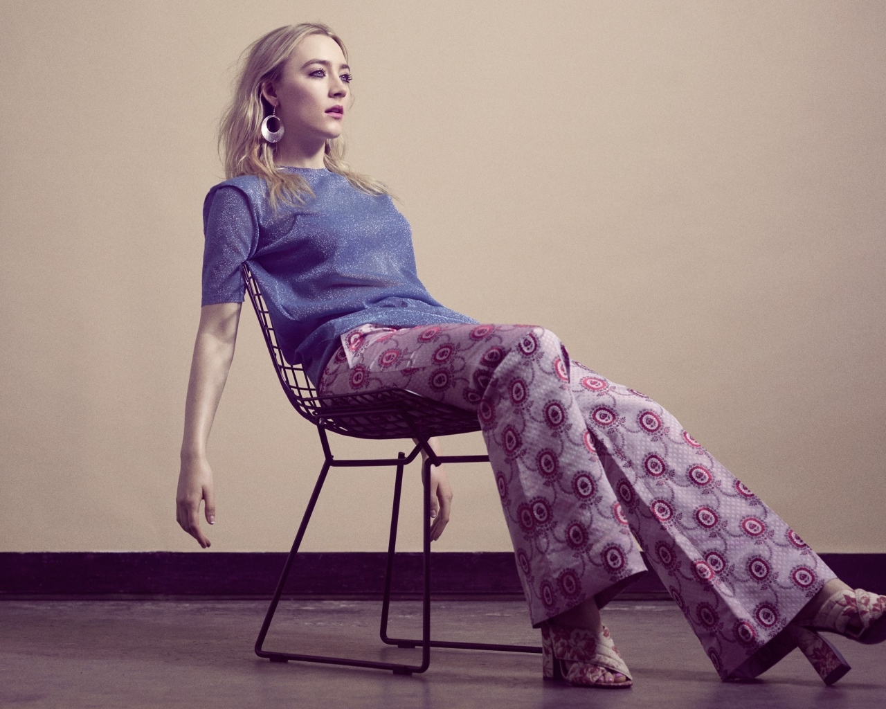 Актриса Сирша Ронан сидит на стуле