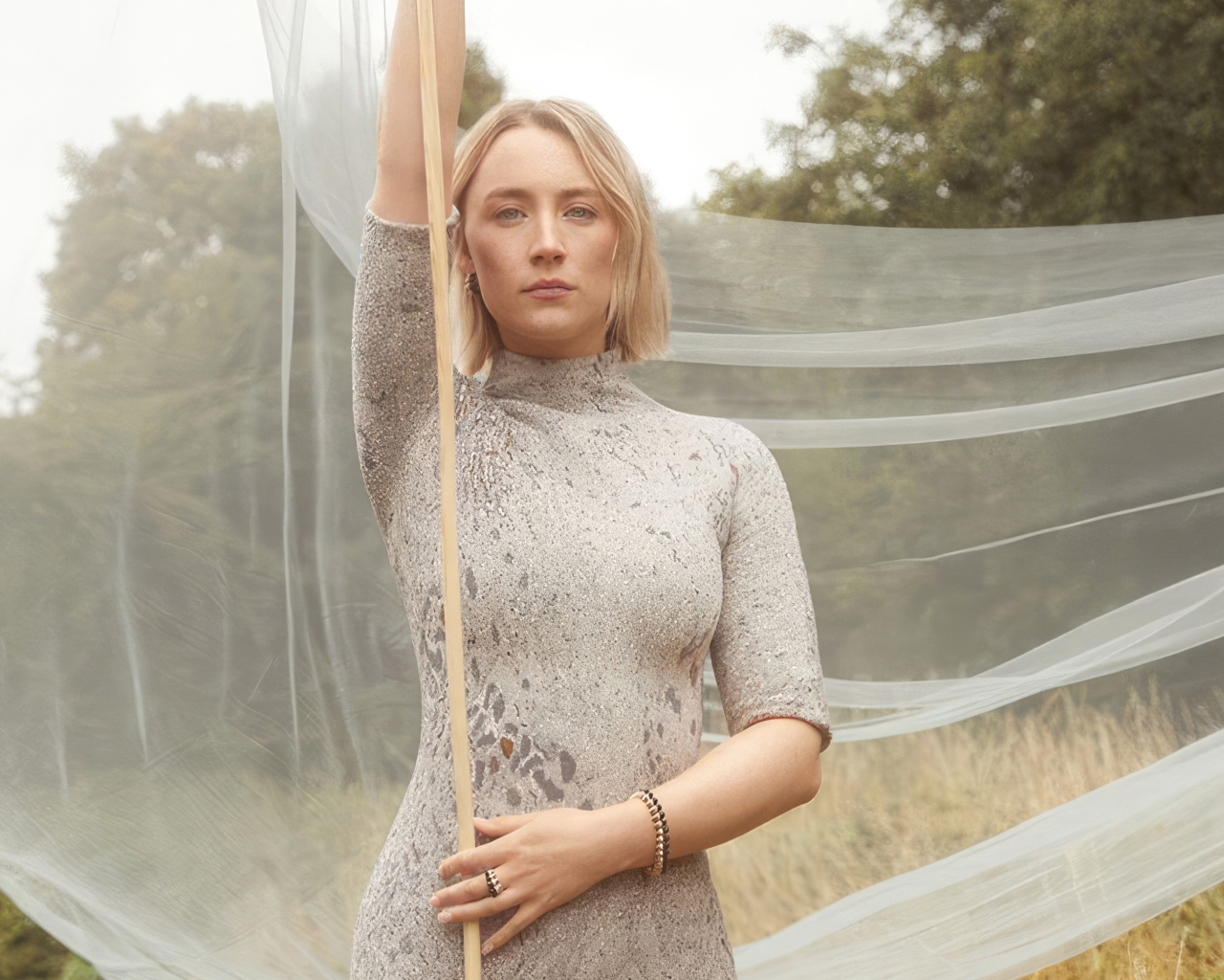 Актриса Сирша Ронан с белой тканью