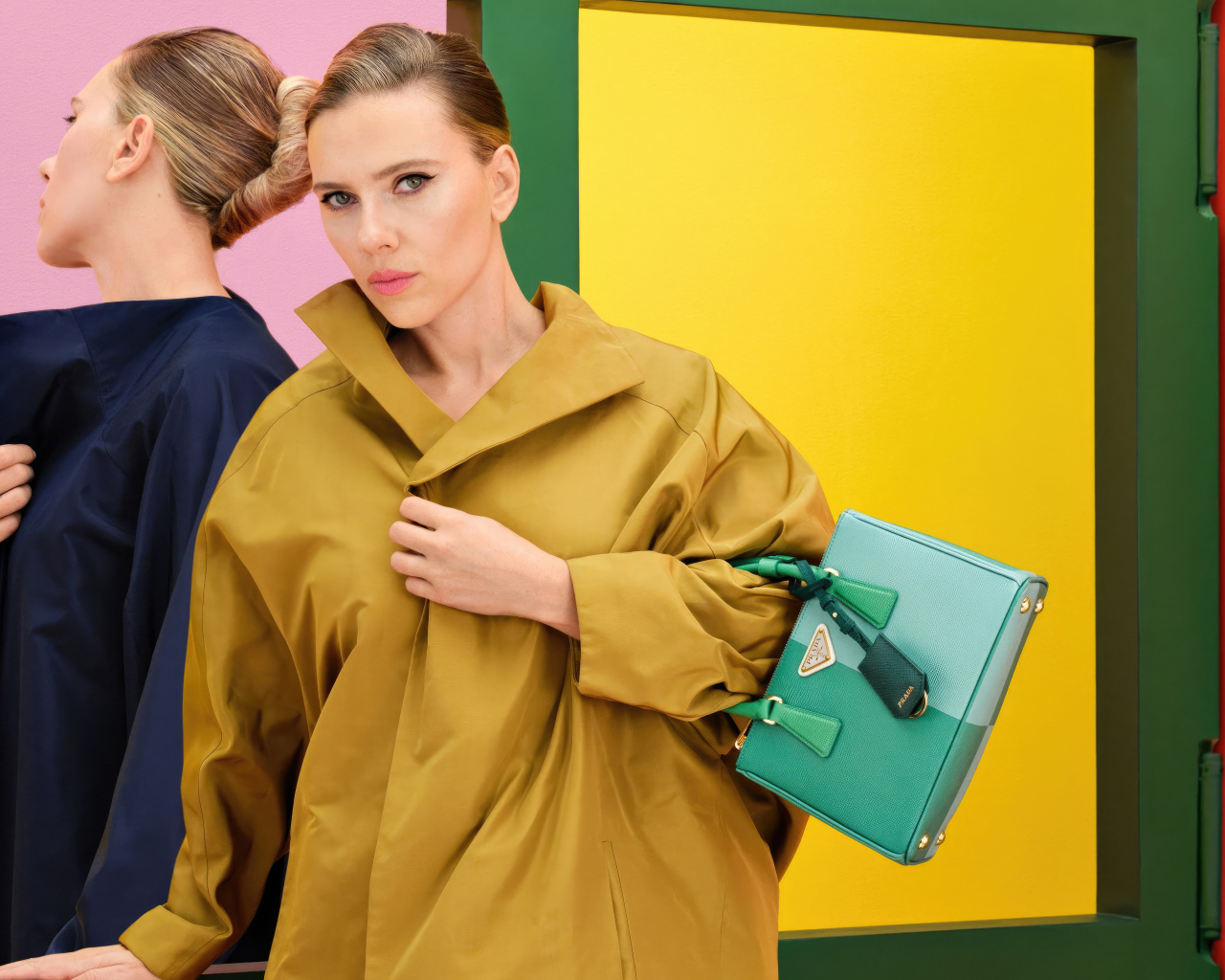 Актриса Скарлетт Йоханссон в пальто с сумкой Прада