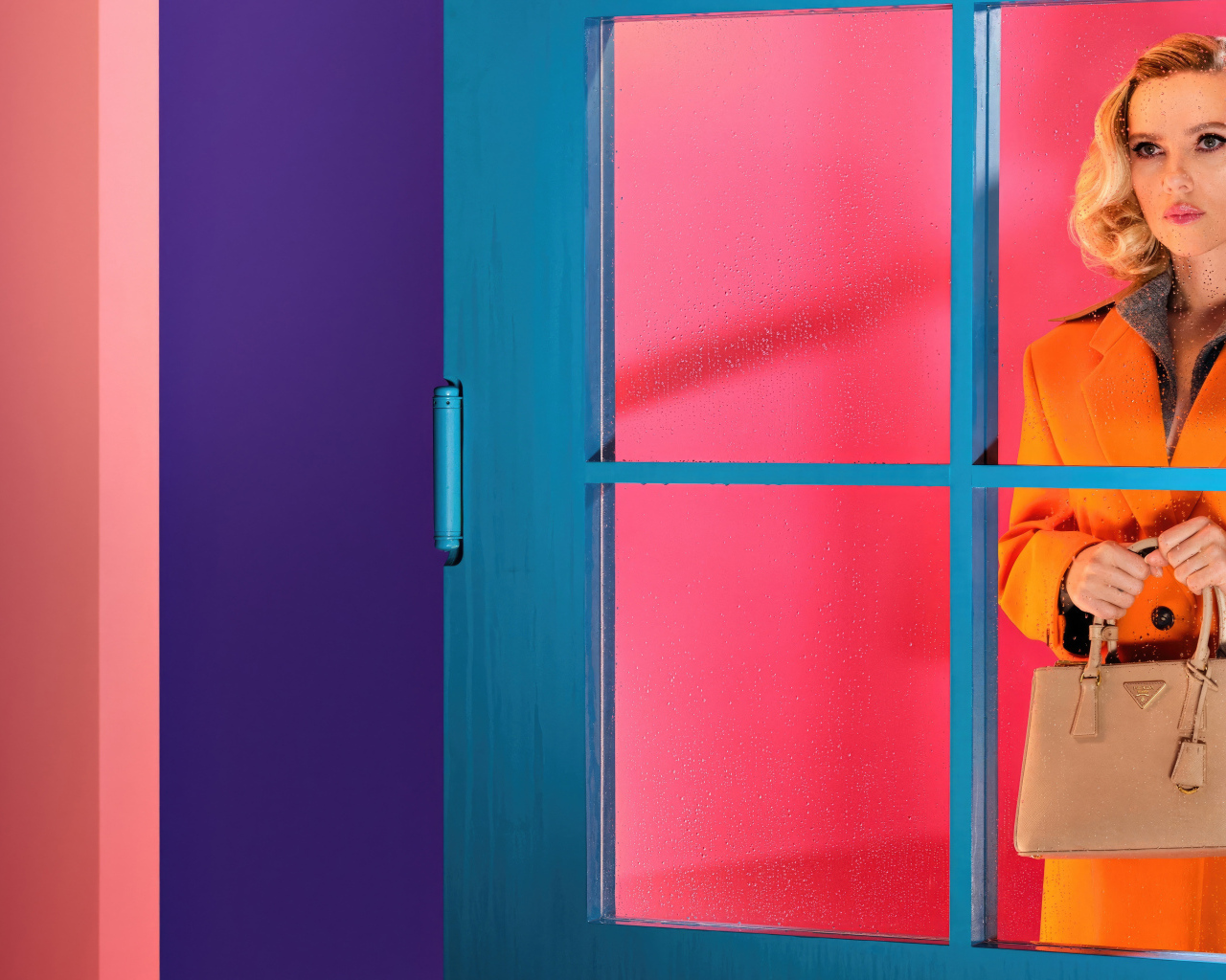 Актриса Скарлетт Йоханссон стоит у двери