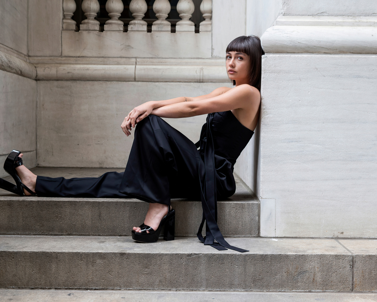 Актриса Сидни Чэндлер сидит на ступеньках