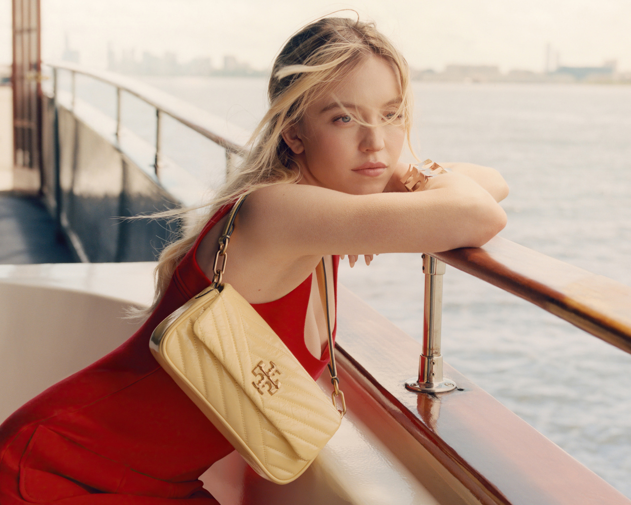 Актриса Сидни Суини в красном платье на корабле