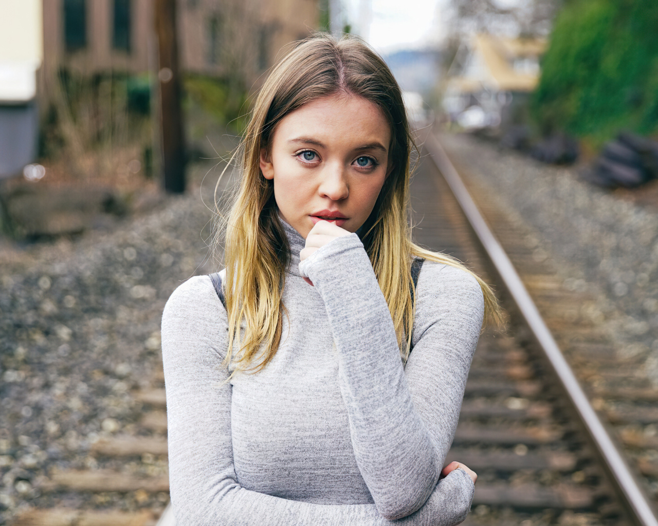 Актриса Сидни Суини стоит на рельсах