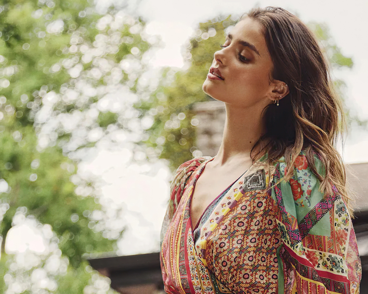 Актриса Тейлор Хилл в платье