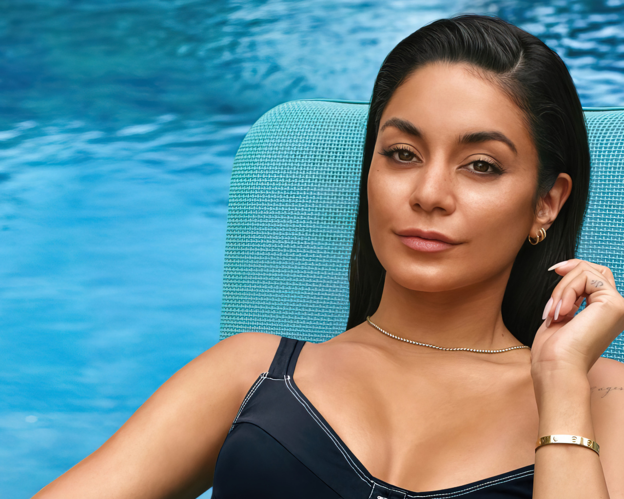 Актриса Ванесса Хадженс сидит у бассейна