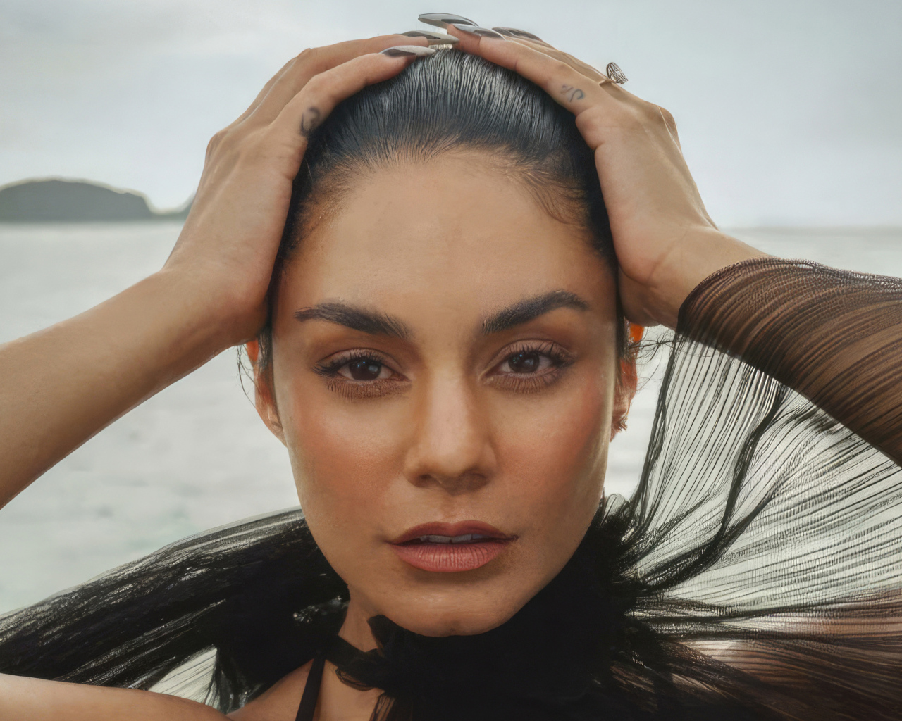 Актриса Ванесса Хадженс стоит в воде