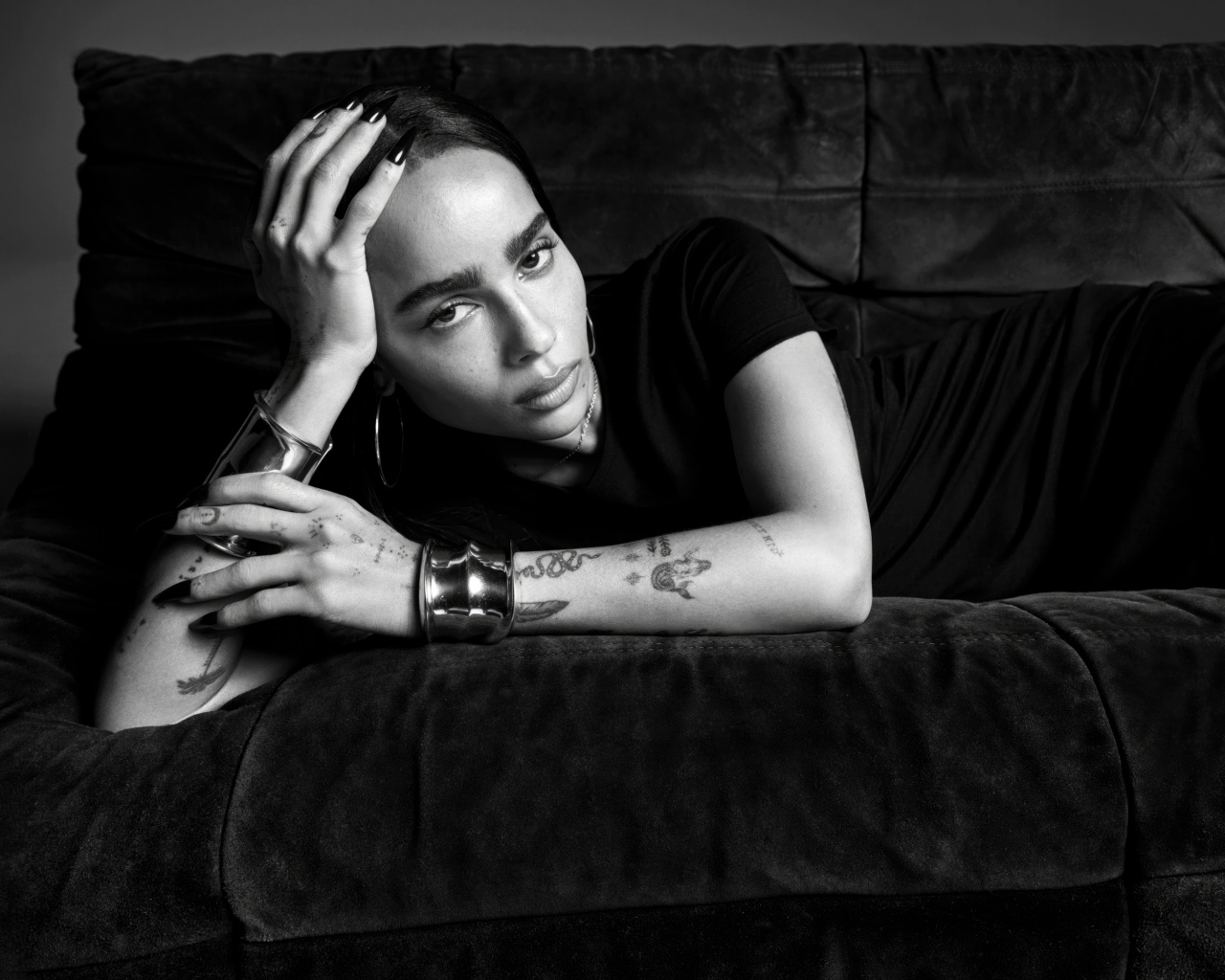 Актриса Зои Кравиц лежит на диване черно-белое фото