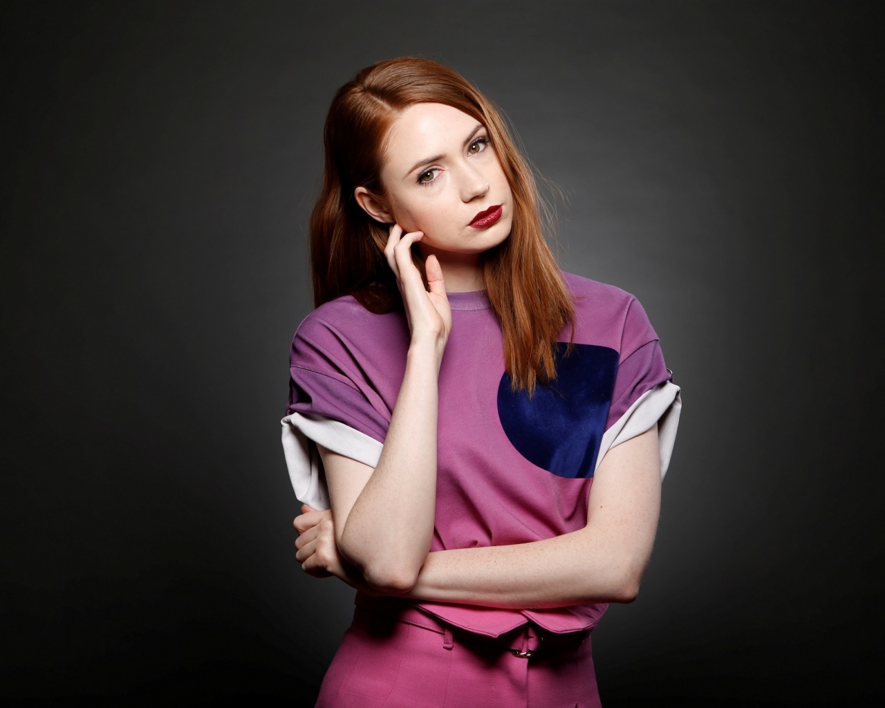 Актриса с рыжими волосами Карен Гиллан на черном фоне