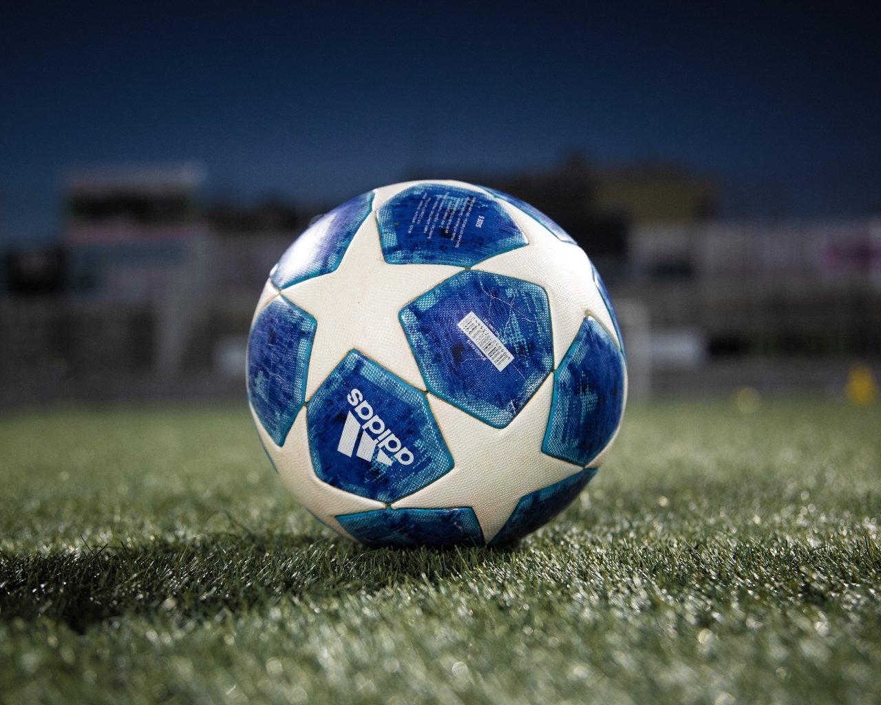 Футбольный мяч адидас на поле