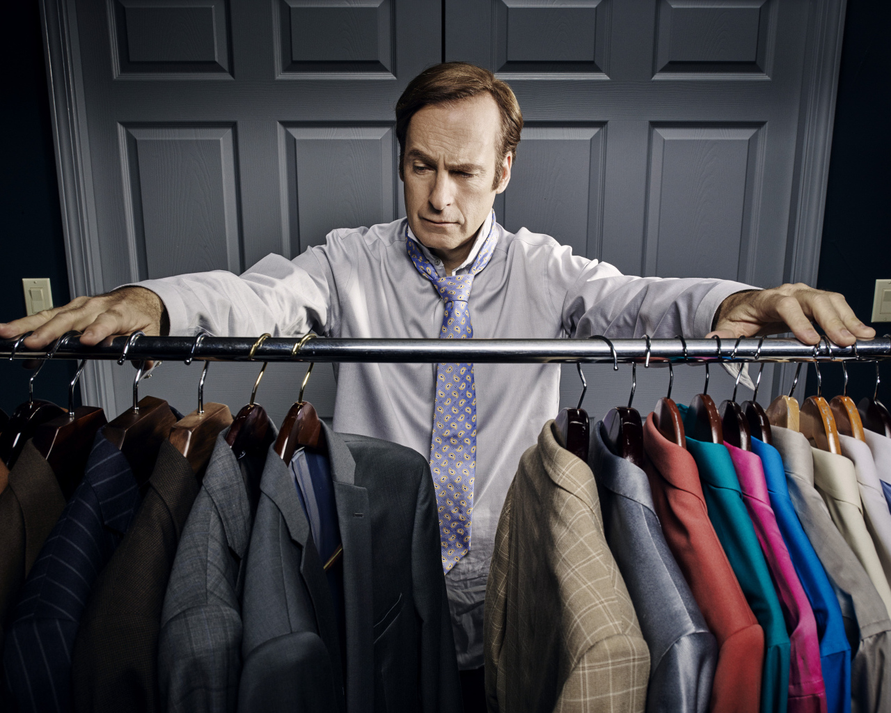 Американский актер Боб Оденкёрк выбирает костюм