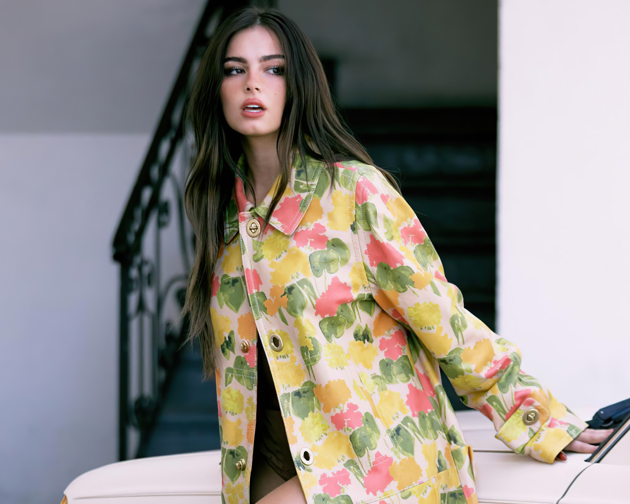 Американская актриса Эддисон Рэй стоит у автомобиля