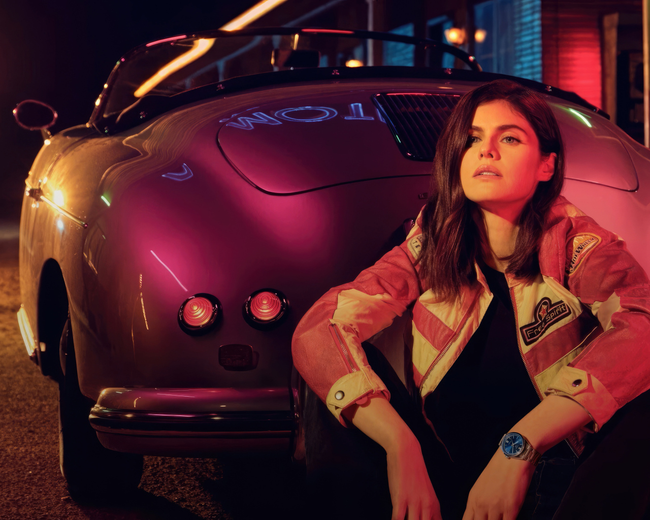 Американская актриса Александра Даддарио сидит у автомобиля