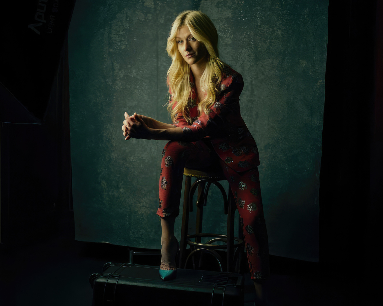 Американская актриса Кэтрин Макнамара в костюме