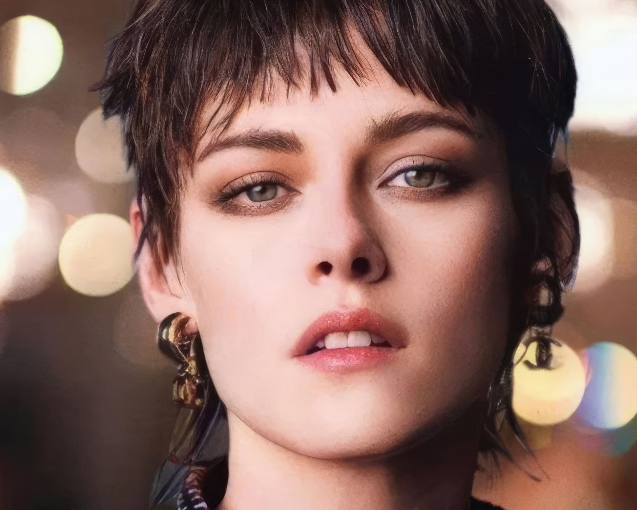 Американская актриса Кристен Стюарт с короткой стрижкой