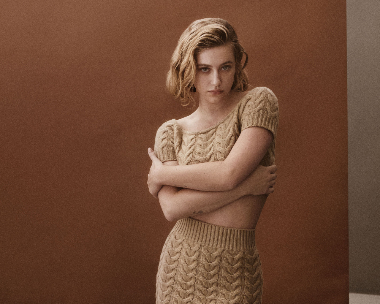 Американская актриса Лили Рейнхарт в вязаном костюме