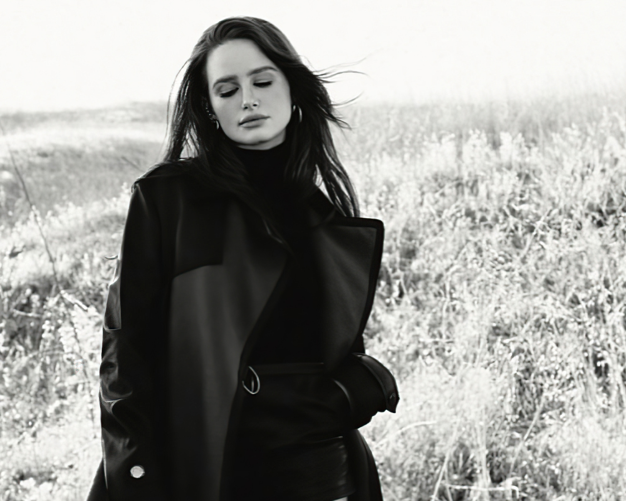 Американская актриса Мэделин Петш в черном пальто