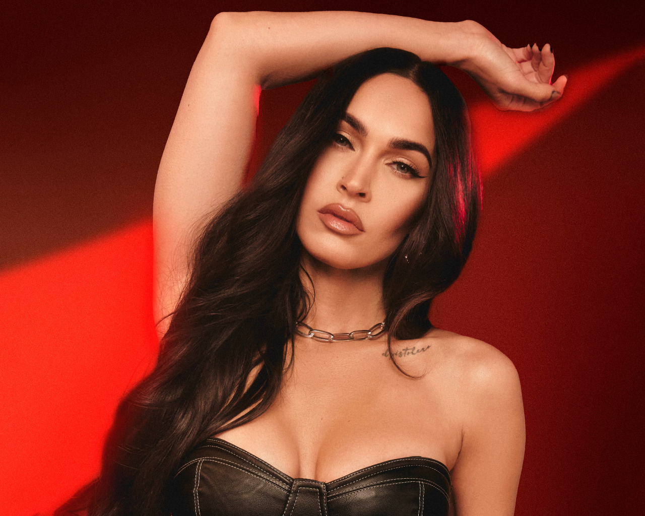 Американская актриса  Меган Фокс на красном фоне