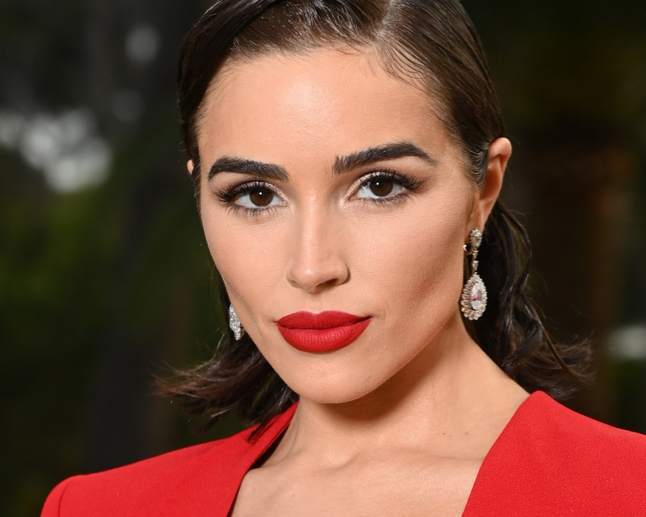 Американская актриса Оливия Калпо в красном наряде