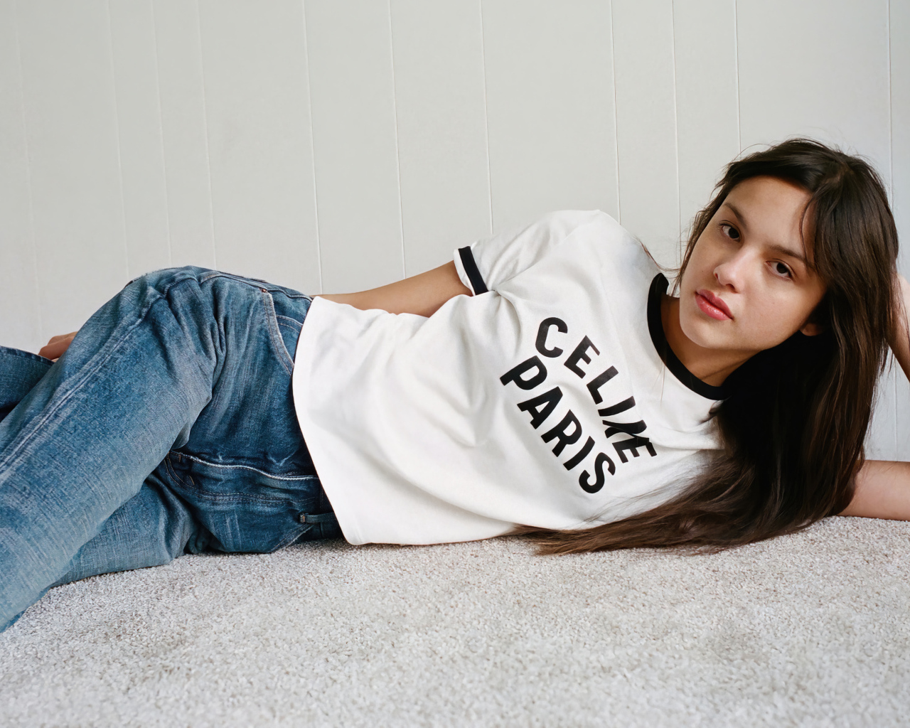 Американская актриса Оливия Родриго в голубых джинсах