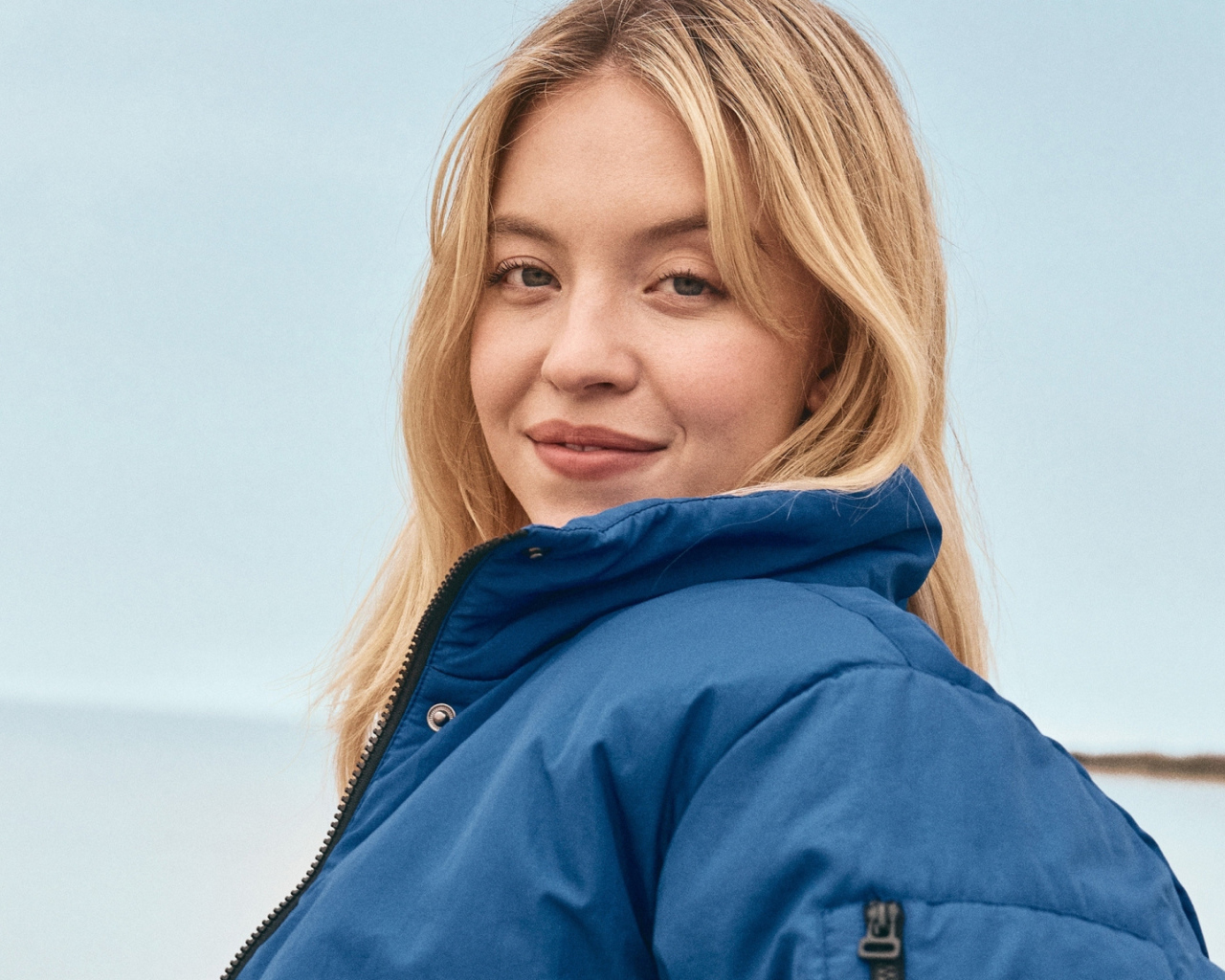 Американская актриса Сидни Суини в теплой куртке