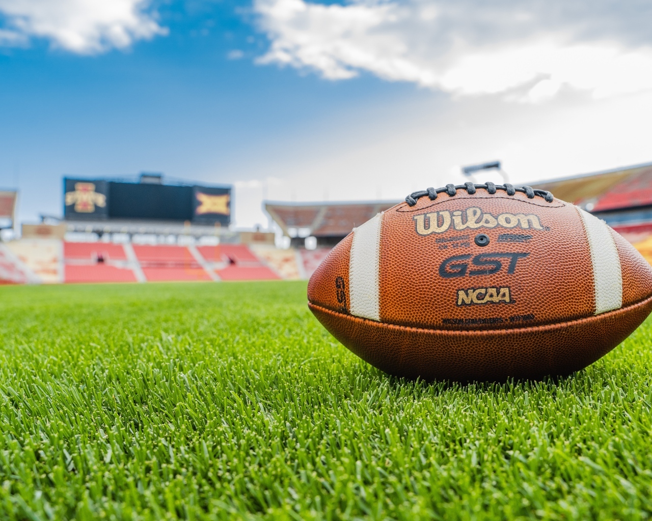 Мяч для американского футбола на поле