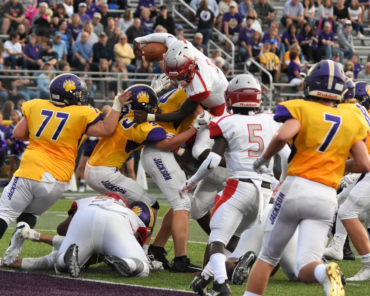 Игроки в американский футбол на поле