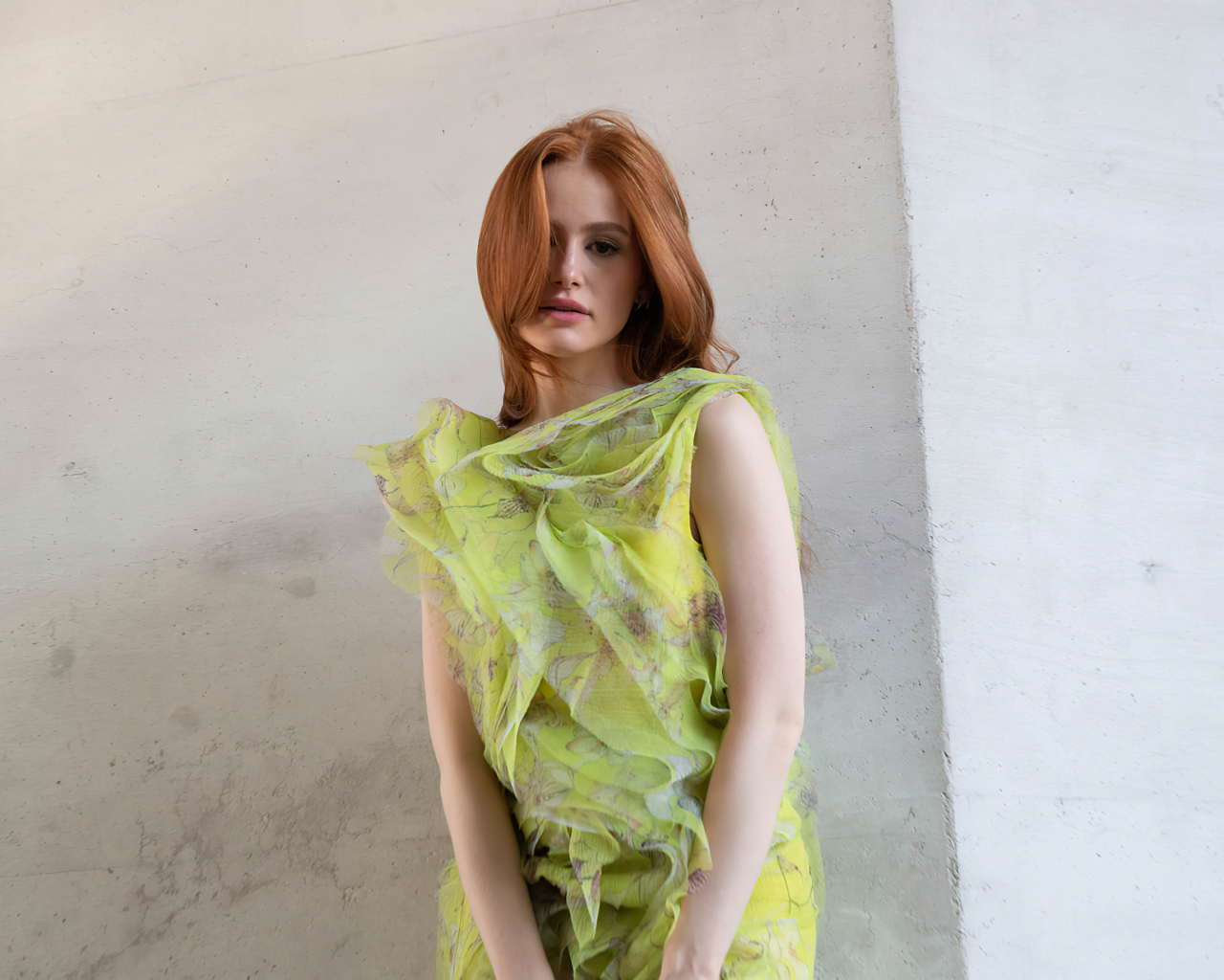 Американская рыжеволосая актриса Мэделин Петш у стены