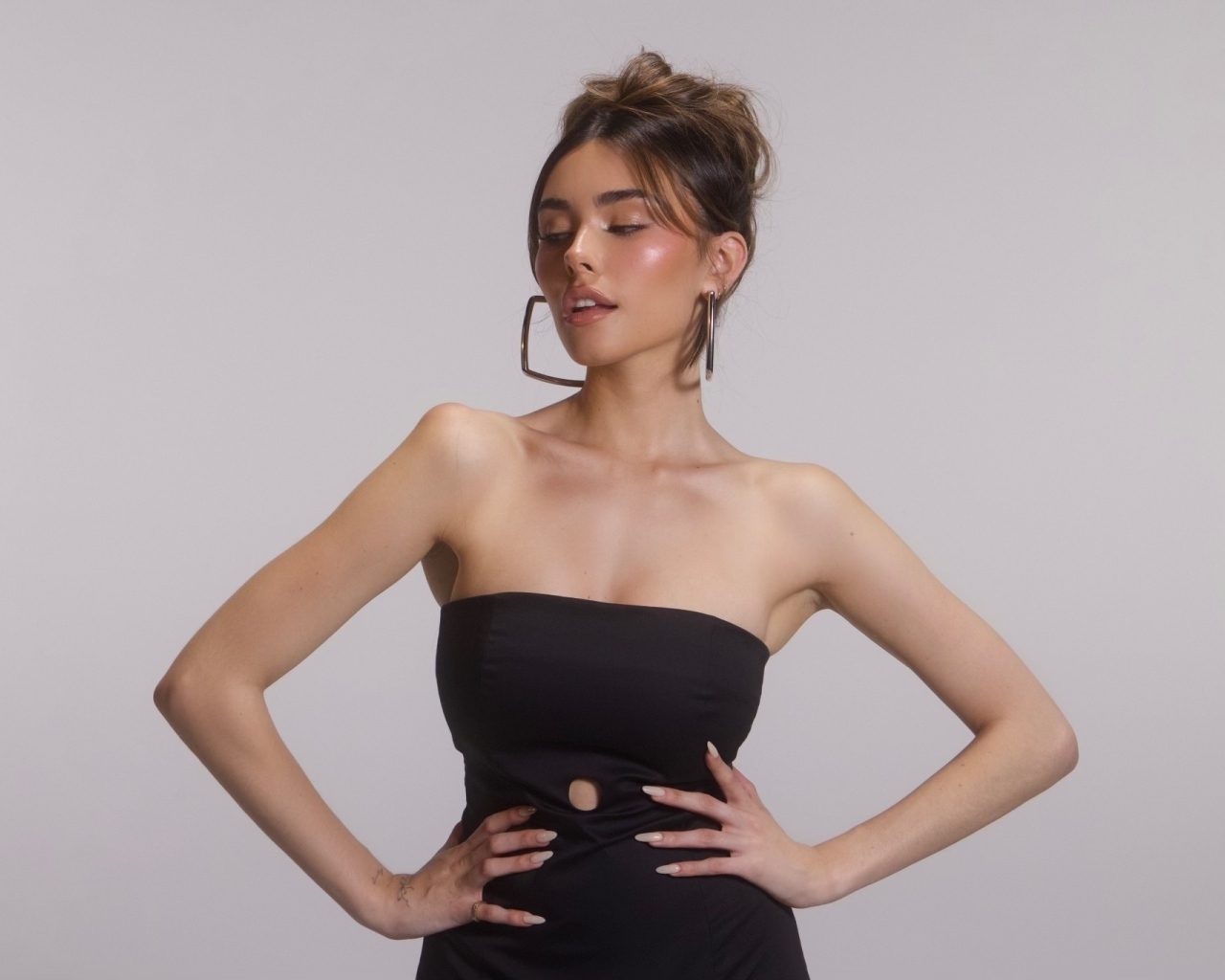 Американская певица Мэдисон Бир в черном платье