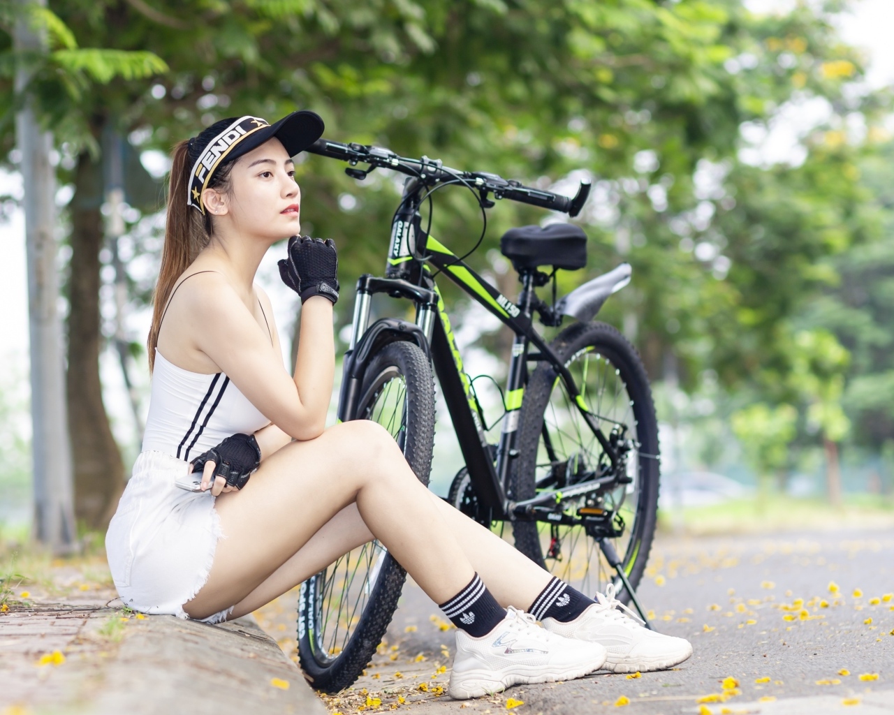 Спортивная девушка азиатка с велосипедом