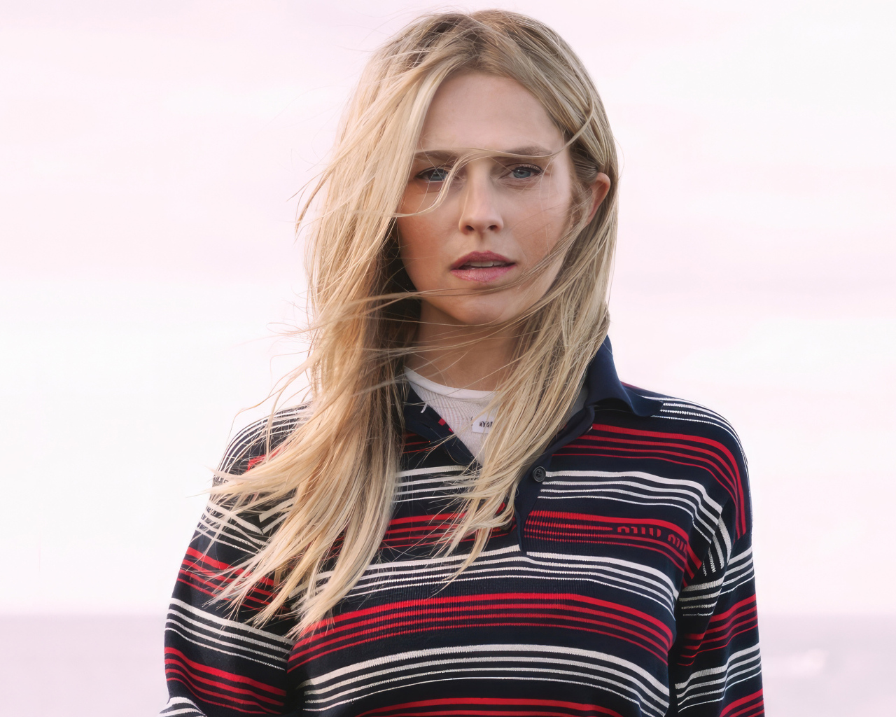 Австралийская актриса Тереза Палмер в свитере