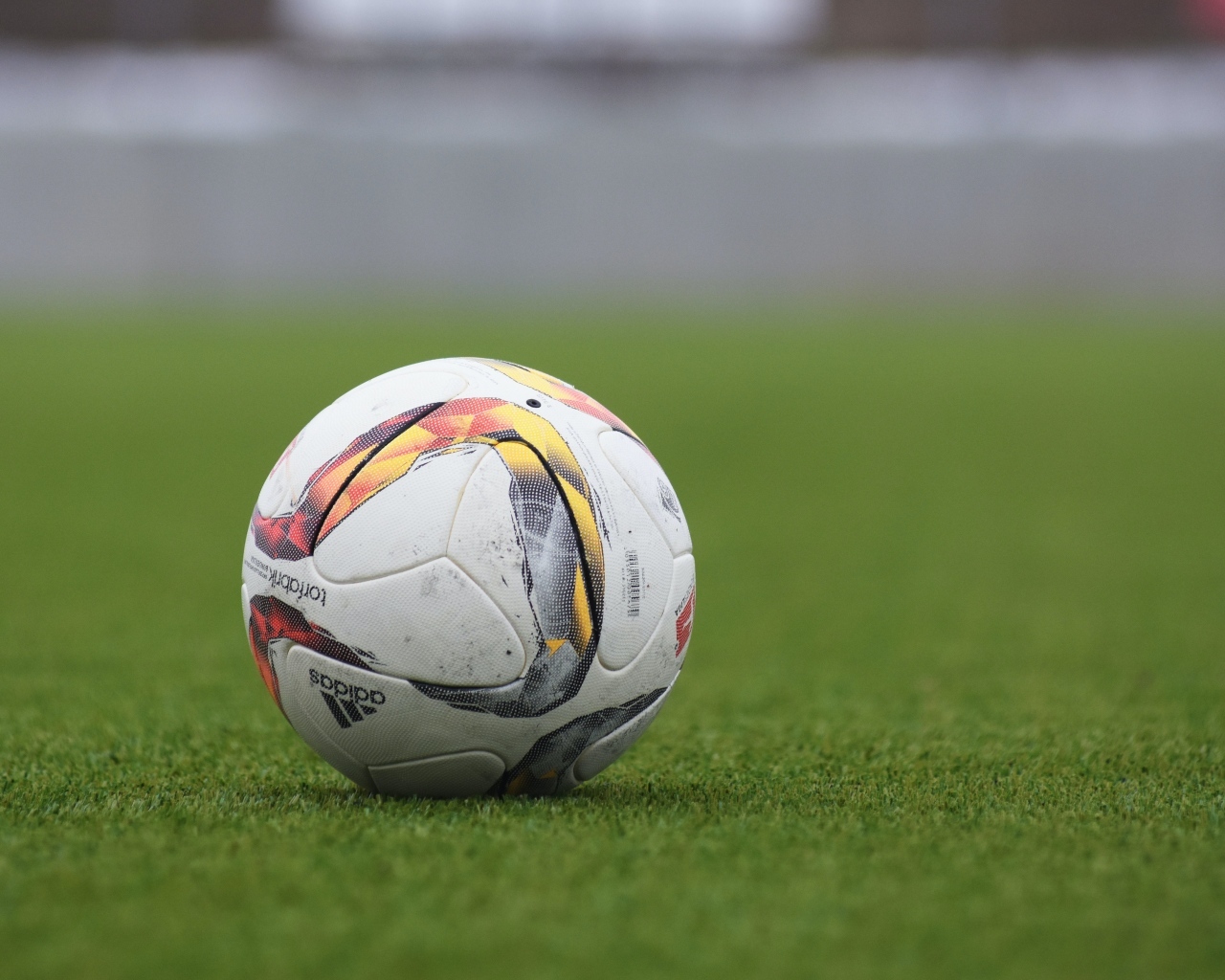 Мяч для игры в футбол на поле