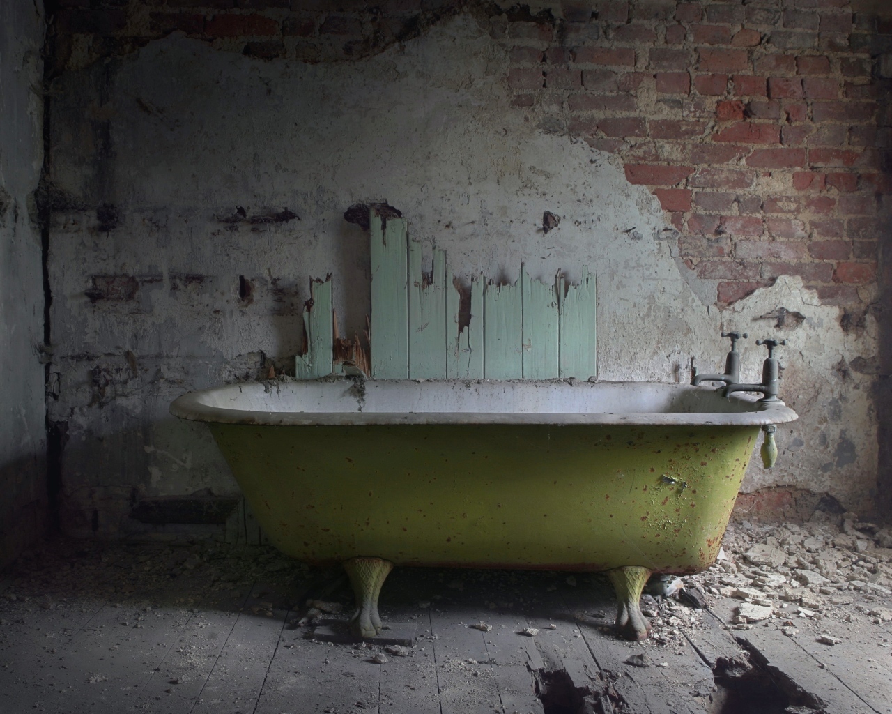 Ванная в разрушенной старой ванной комнате