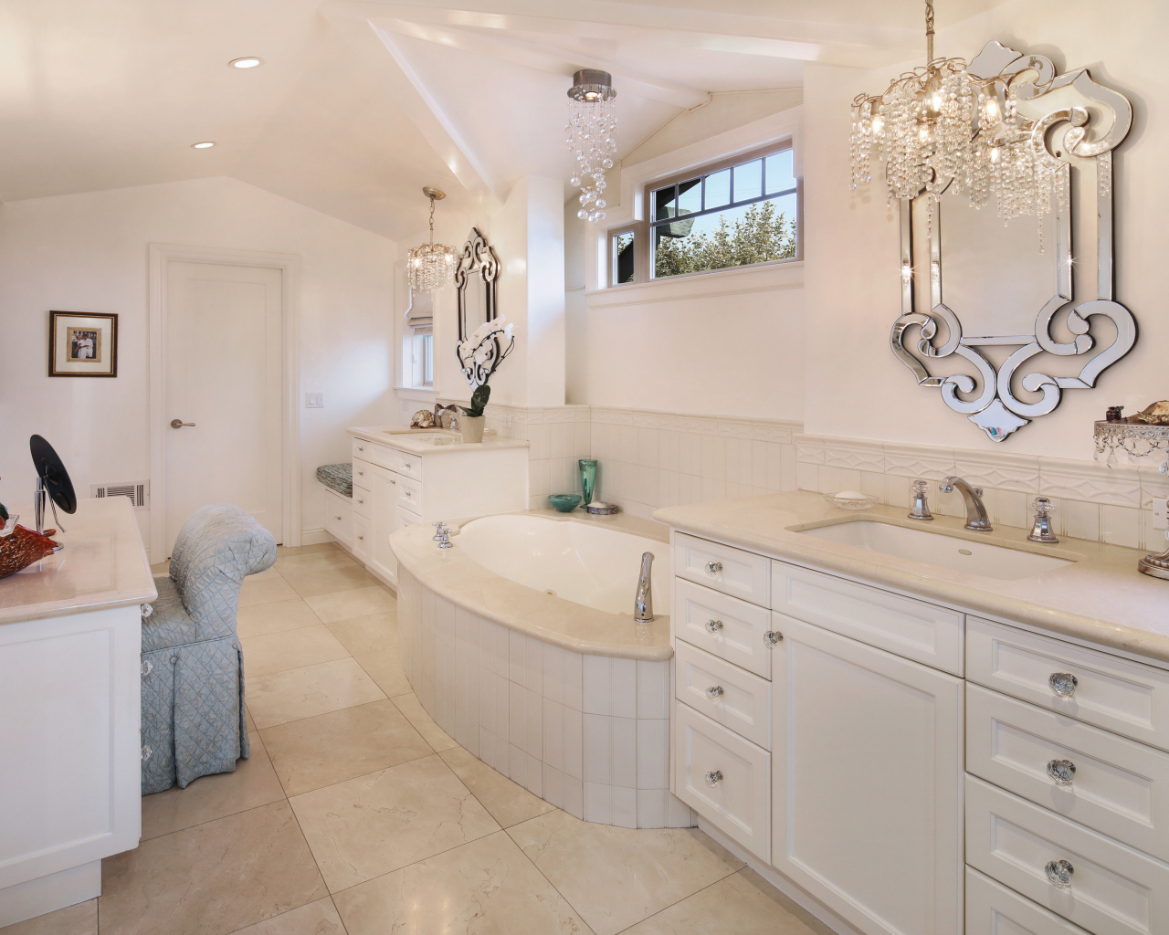 Ванная комната с белой мебелью и зеркалом