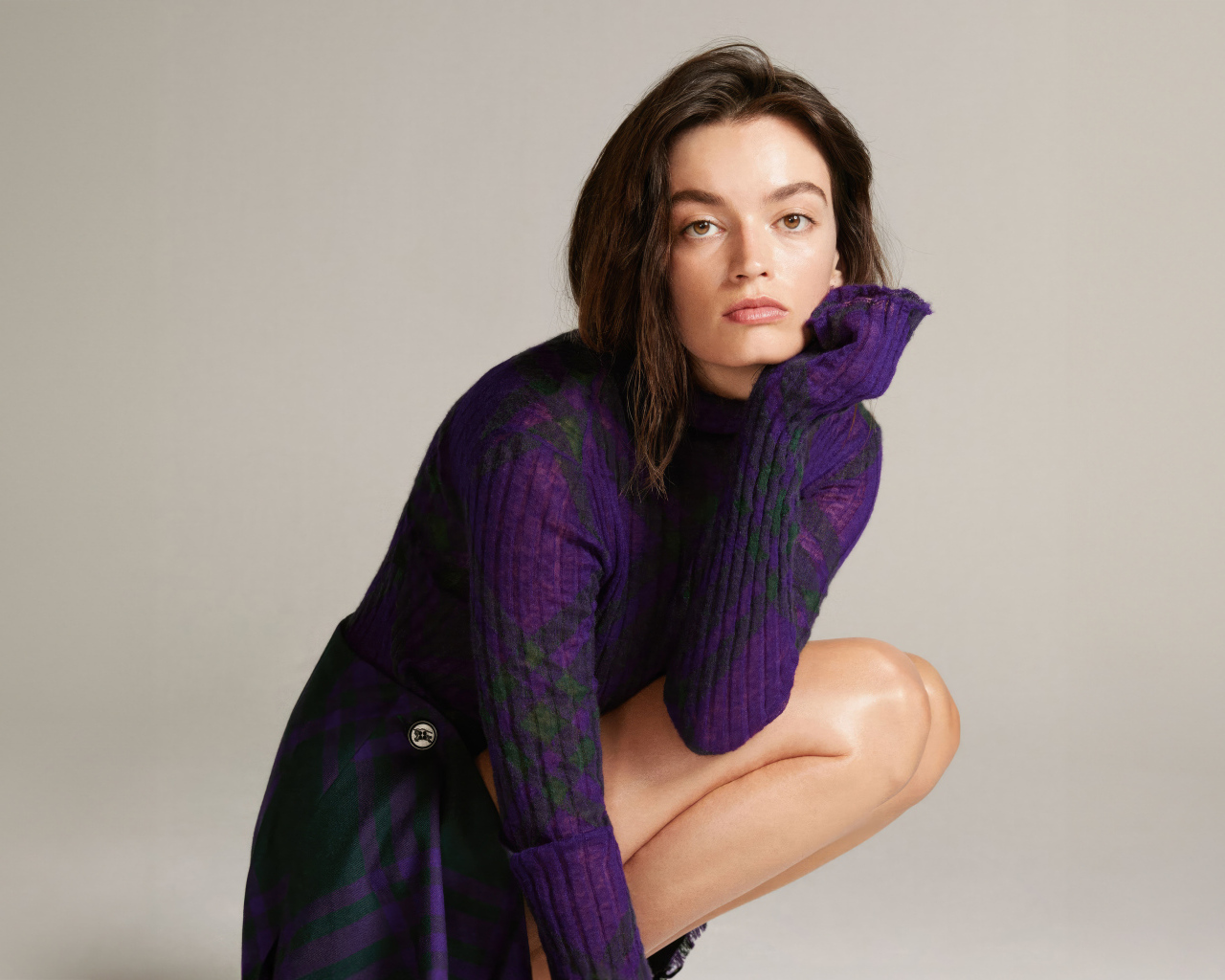 Красивая актриса Эмма Маки в свитере