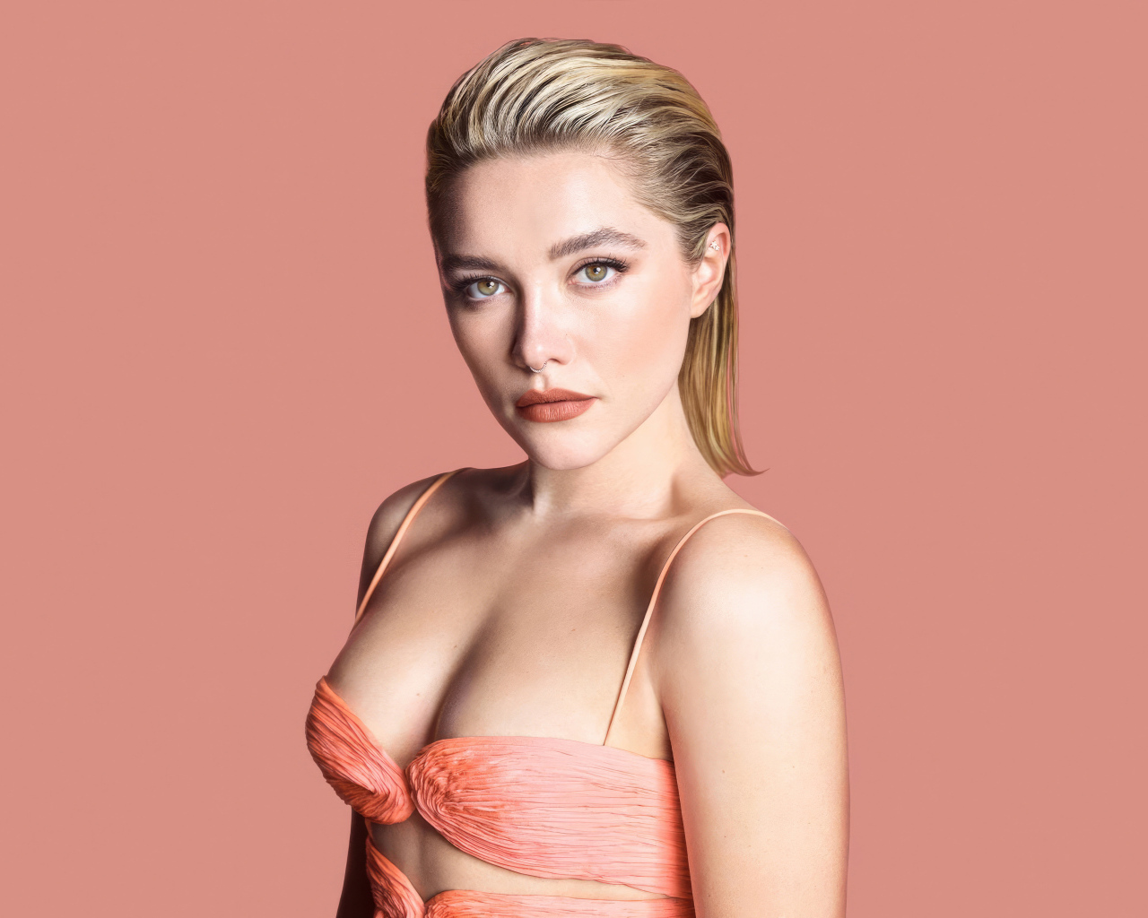 Красивая актриса Флоренс Пью на розовом фоне