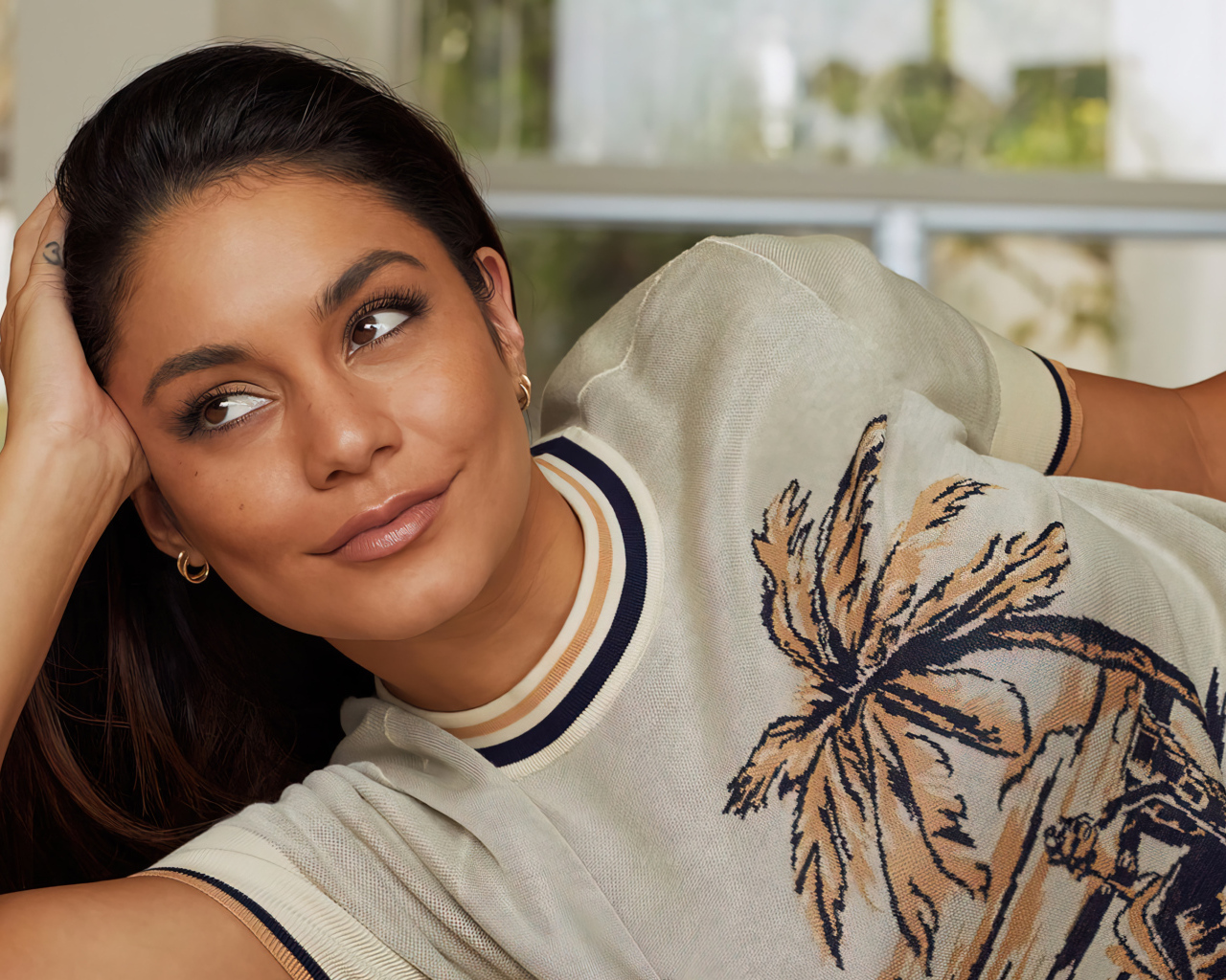 Красивая актриса Ванесса Хадженс лежит на кровати