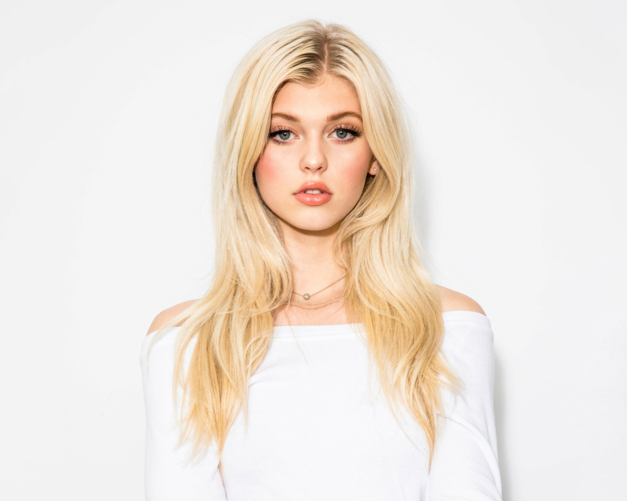 Красивая блондинка Лорен Грей на белом фоне