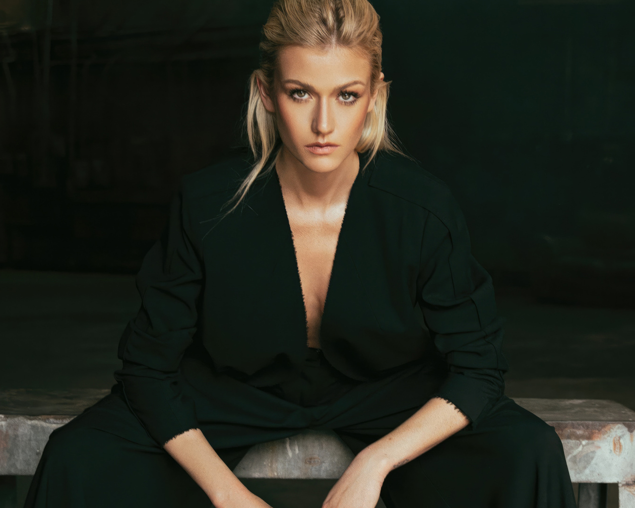 Красивая блондинка  актриса Кэтрин Макнамара в черном костюме