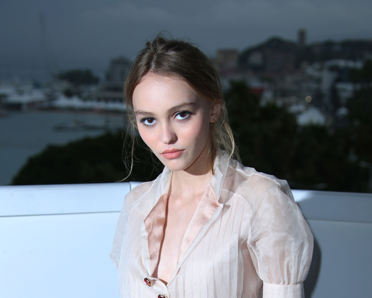 Красивая кареглазая девушка Лили-Роуз Мелоди Депп