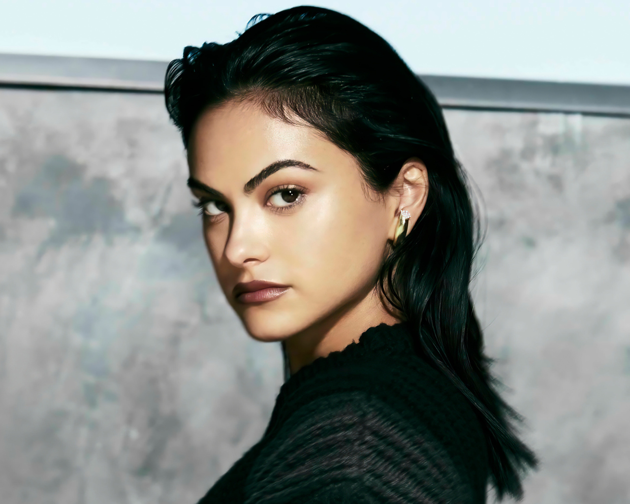 Красивая брюнетка Камила Мендес