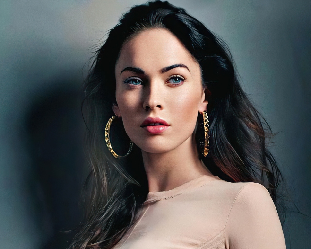 Красивая брюнетка актриса Меган Фокс