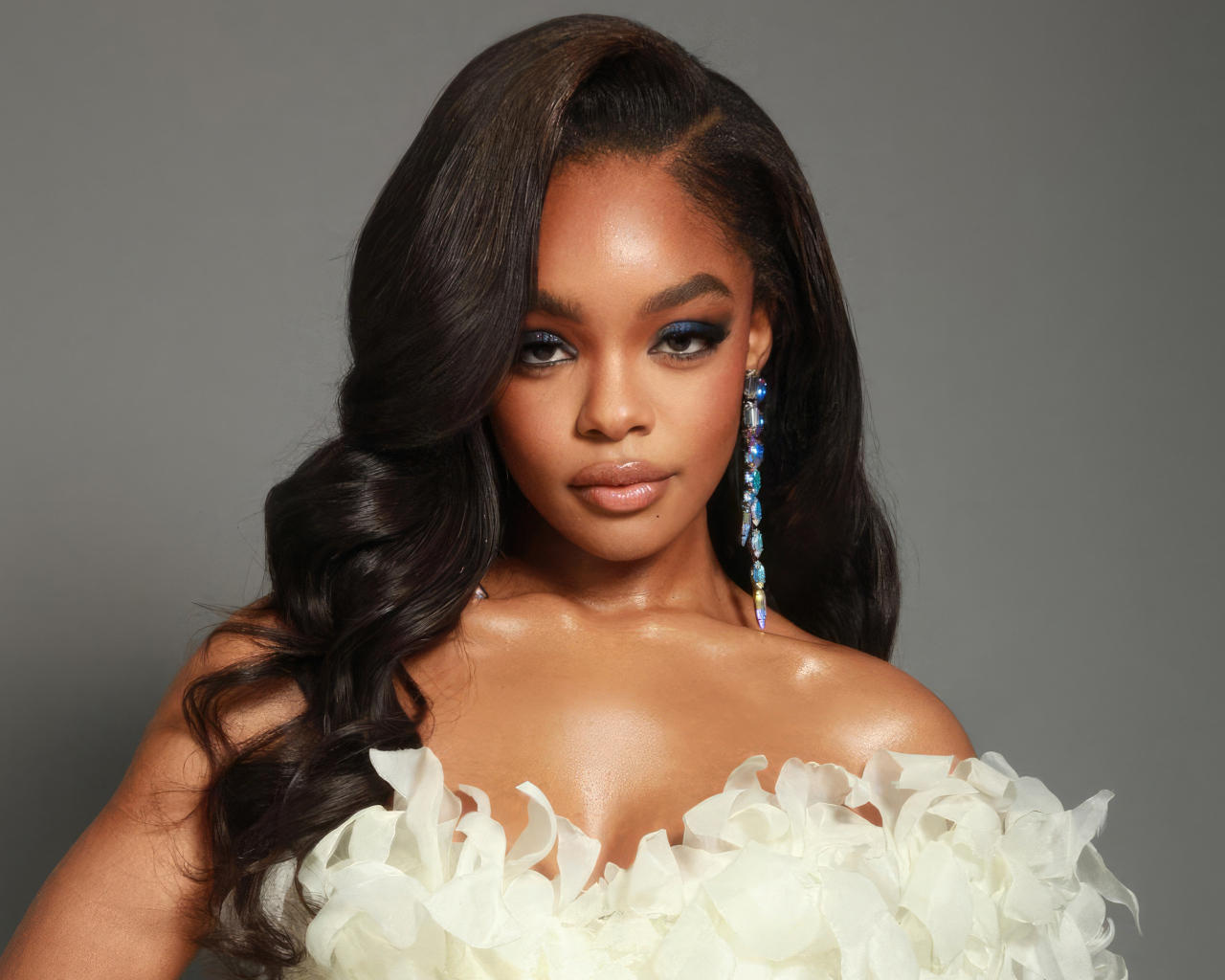 Красивое платье на актрисе Марсай Мартин