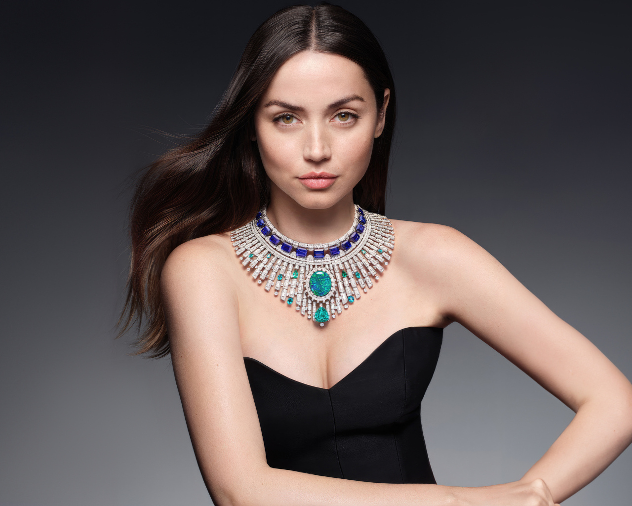 Красивое дорогое украшение на шее актрисы Ана де Армас