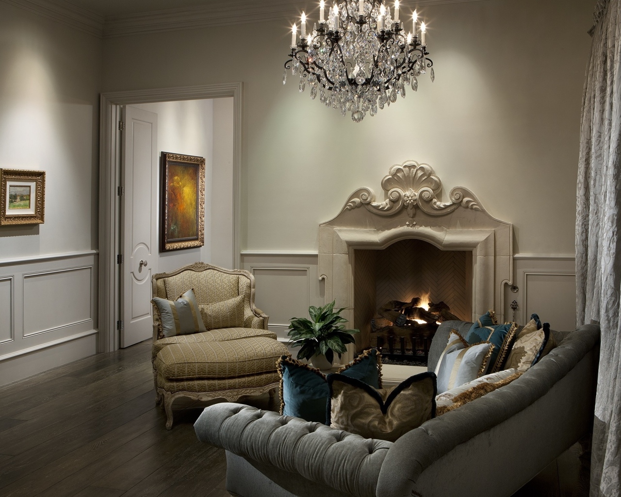 Красивый камин с креслами в гостиной