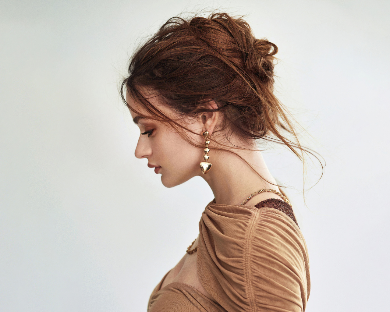 Красивая девушка Джоуи Кинг на сером фоне